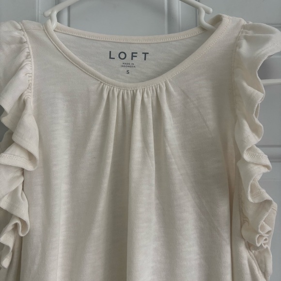 ❤️2/$15 or 3/$21❤️LOFT Cream Ruffle Sleeve Top, Size Small - Picture 3 of 8